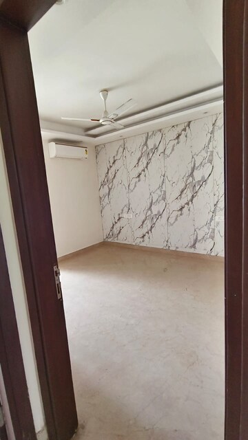 Room in 3 BHK Builder Floor at DLF City Phase IV, Dlf Phase iv – for Rent