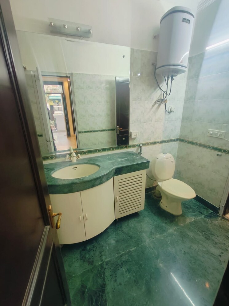 Bathroom, greater kailash ii 3 Bedroom 250 Sq.Yd. Builder Floor In Greater Kailash ii Delhi 8816605