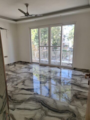 Room in 3 BHK Apartment at Saket – for Sale