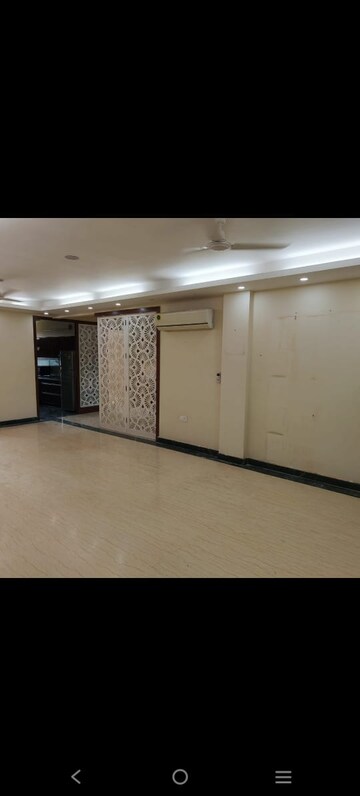 Room in 4 BHK Builder Floor at Uppal Southend, Sector 49 – for Rent