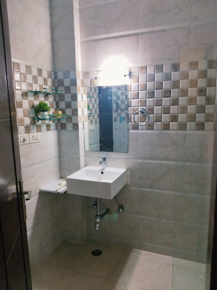 Bathroom, auram-floor 3 Bedroom 1900 Sq.Ft. Builder Floor In South City 2 Gurgaon 8816919
