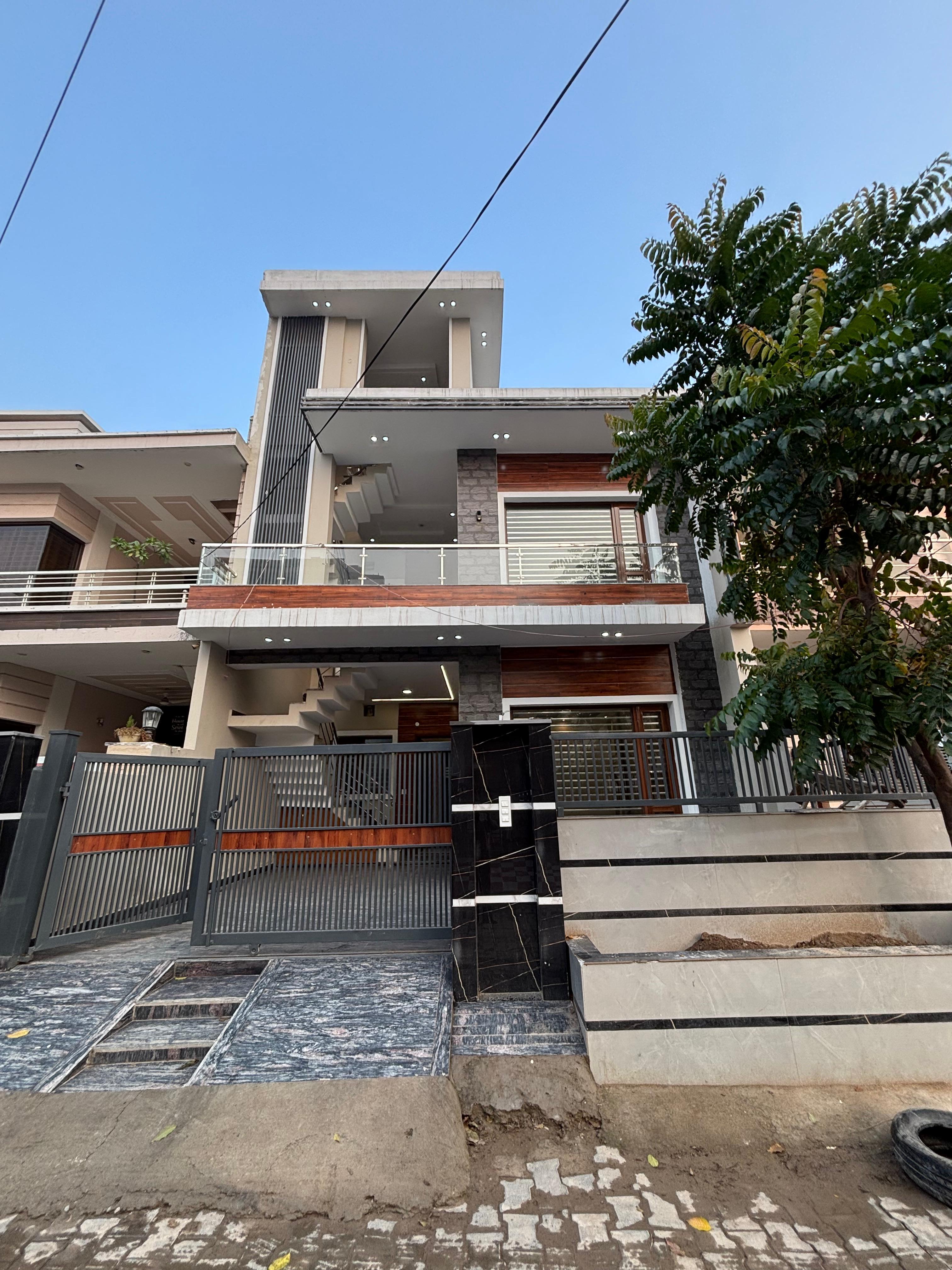 4 BHK + Pooja Room,Servant Room,Study Room,Extra Room Independent House For Sale in Sunny Enclave 