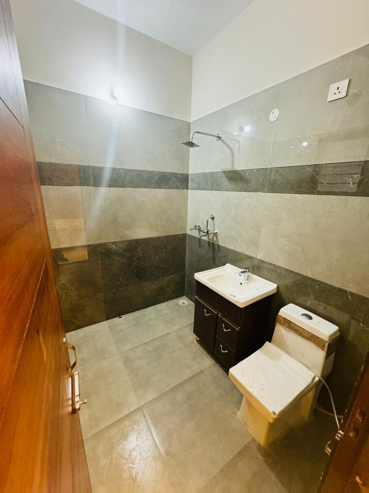 Attached Bathroom, kharar 2 Bedroom 110 Sq.Yd. Apartment In Kharar Mohali 8816793