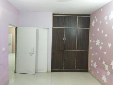 Room in 2 BHK Apartment at Gomti Nagar – for Rent
