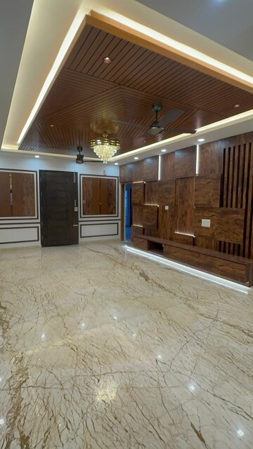 Living Room in 4 BHK Apartment at Benson Apartments, Benson Town – for Rent