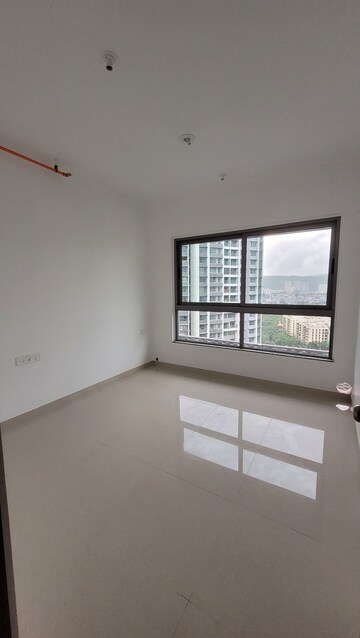 Room in 2 BHK Apartment at Kalpataru Immensa, Kolshet Road – for Rent