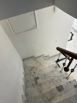 Furnished Amenities in 3 BHK Builder Floor at Alaknanda – for Sale