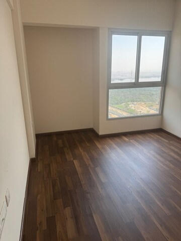 Room in 2 BHK Apartment at Piramal Vaikunth, Balkum Pada – for Rent