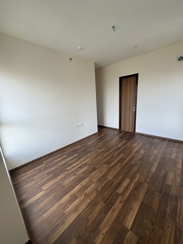 Room in 2 BHK Apartment at Piramal Vaikunth, Balkum Pada – for Rent