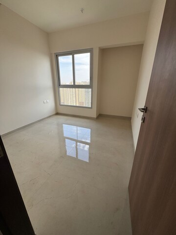Room in 2 BHK Apartment at Piramal Vaikunth, Balkum Pada – for Rent
