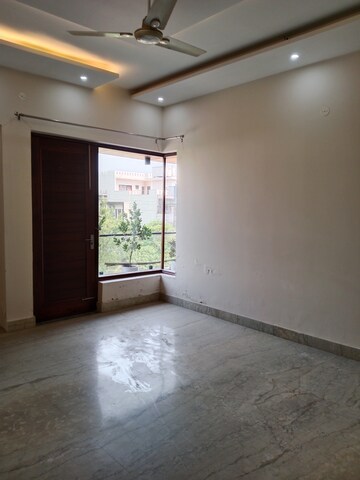 Room in 2.5 BHK Builder Floor at Huda – for Rent