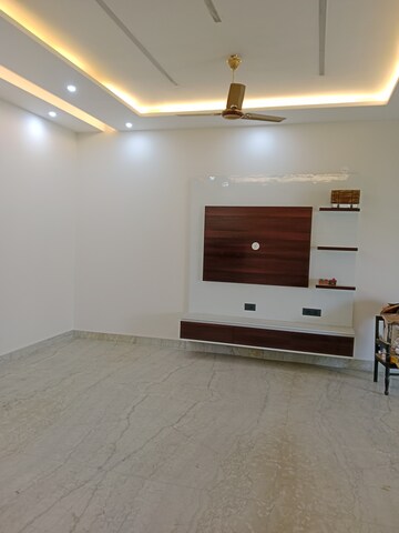 Room in 2.5 BHK Builder Floor at Huda – for Rent