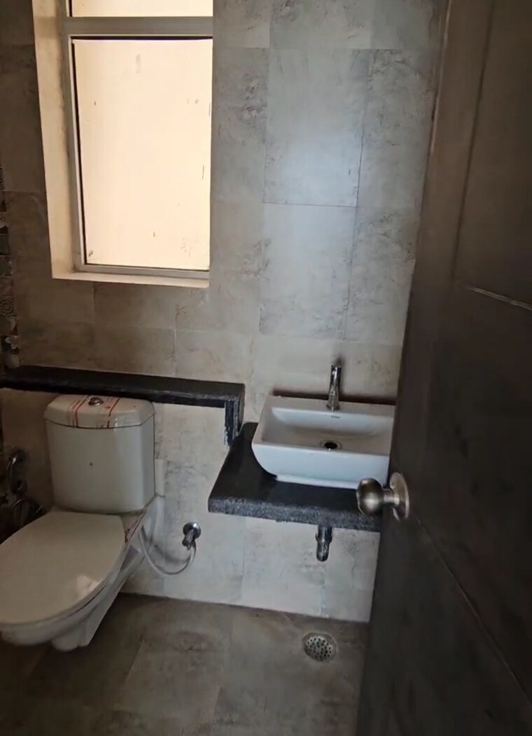 Bathroom, mahagun-mirabella 3 Bedroom 1400 Sq.Ft. Apartment In Sector 79 Noida 8816906