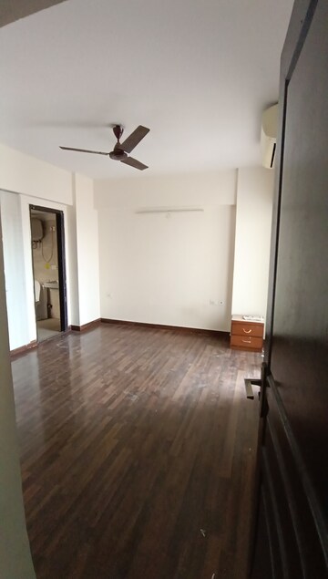 Room in 3 BHK Apartment at Ajnara Grand Heritage, Sector 74 – for Rent