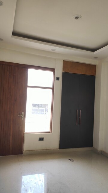 Room in 3 BHK Builder Floor at Puri Kohinoor, Sector 89 – for Sale
