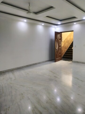Room in 4 BHK Builder Floor at RWA Apartments, Sector 31 – for Rent