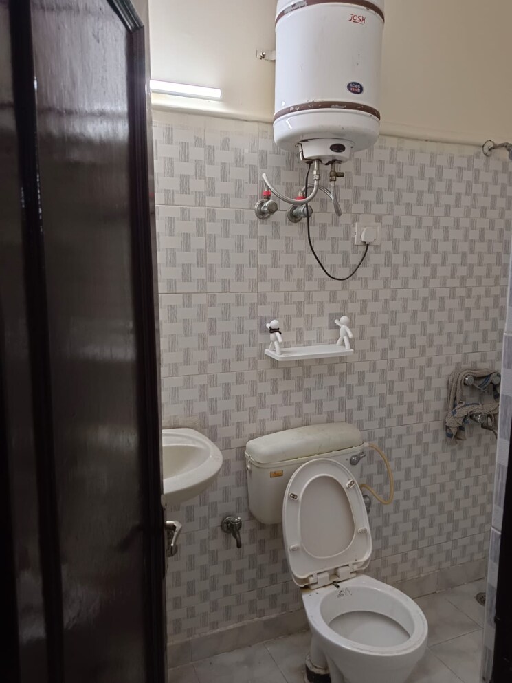 Bathroom, lajpat nagar 4 2 Bedroom 1090 Sq.Ft. Builder Floor In Lajpat Nagar 4 Delhi 8816971