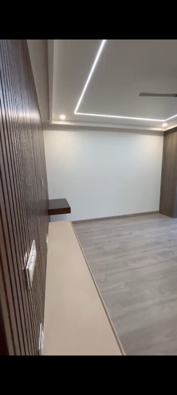 Room in 3 BHK Builder Floor at Central Park 3 Flower Valley, Sohna Sector 33 – for Rent