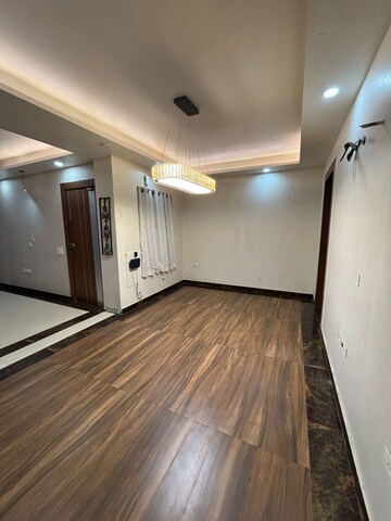 Room in 3 BHK Builder Floor at Omaxe Designer Villas Mayfield Garden, Sector 51 – for Rent