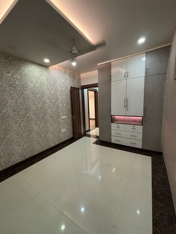 Room in 3 BHK Builder Floor at Omaxe Designer Villas Mayfield Garden, Sector 51 – for Rent