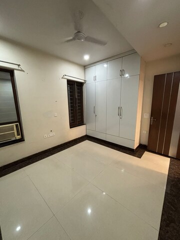 Room in 3 BHK Builder Floor at Omaxe Designer Villas Mayfield Garden, Sector 51 – for Rent