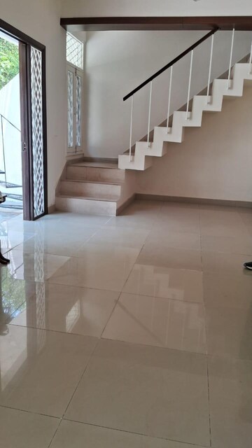  6 BHK Villa at Dlf Phase ii – for Rent