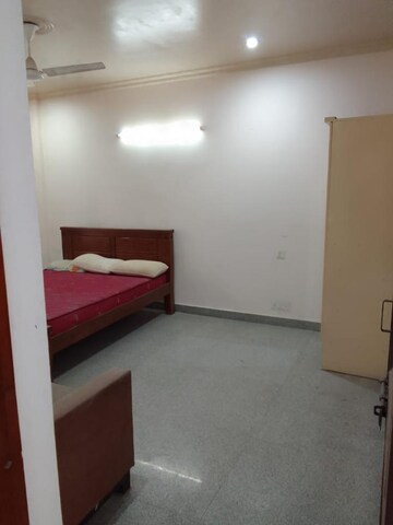 Room in 6 BHK Villa at Dlf Phase ii – for Rent