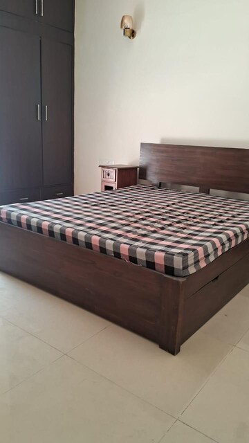 Bedroom in 6 BHK Villa at Dlf Phase ii – for Rent