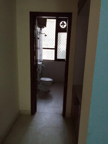 Bathroom in 6 BHK Villa at Dlf Phase ii – for Rent