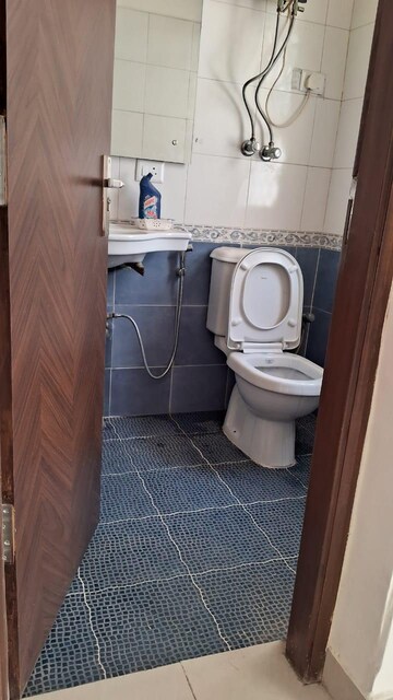 Bathroom in 6 BHK Villa at Dlf Phase ii – for Rent