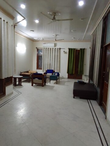 Living Room in 6 BHK Villa at Dlf Phase ii – for Rent