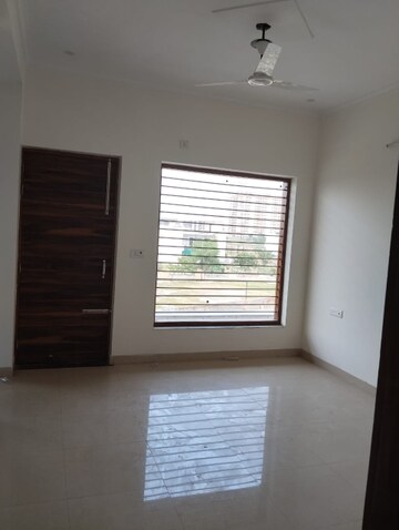 Room in 2 BHK Builder Floor at Sector 75 – for Rent