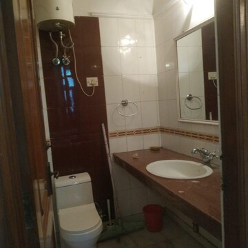 Bathroom in 3 BHK Builder Floor at Safdarjung Enclave – for Rent