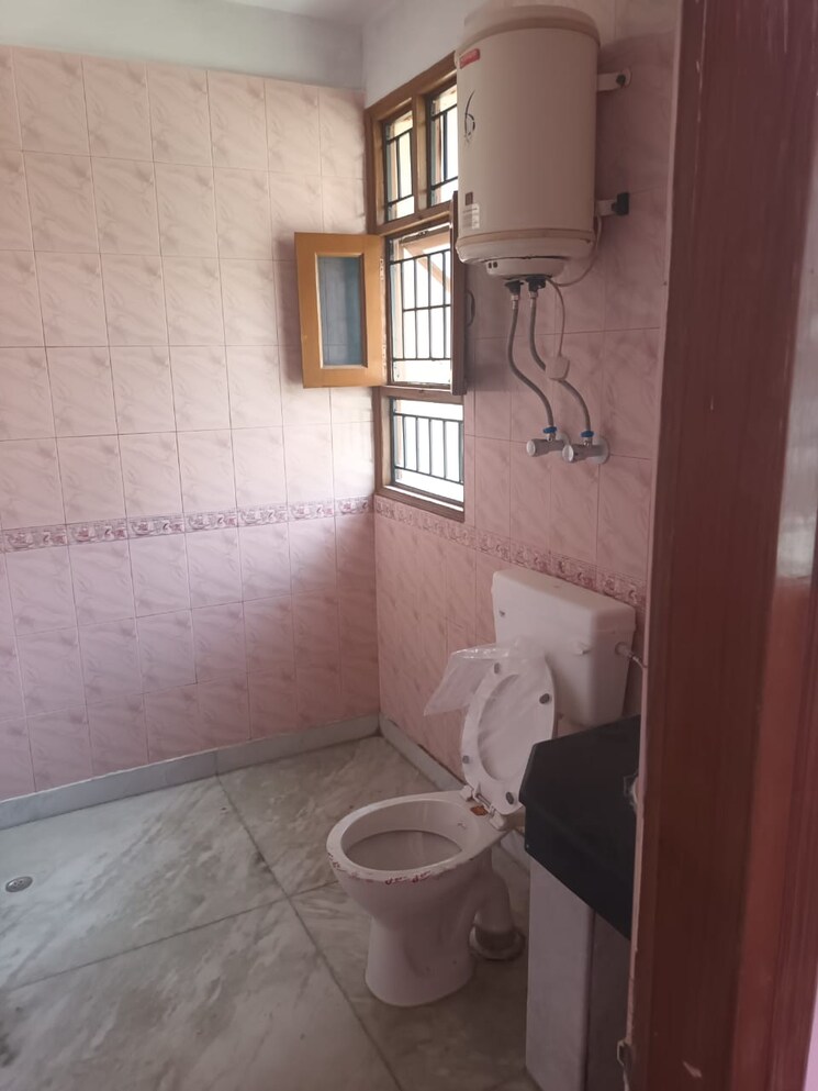 Bathroom, sector 10 dwarka 4 Bedroom 2100 Sq.Ft. Apartment In Sector 10 Dwarka Delhi 8817709