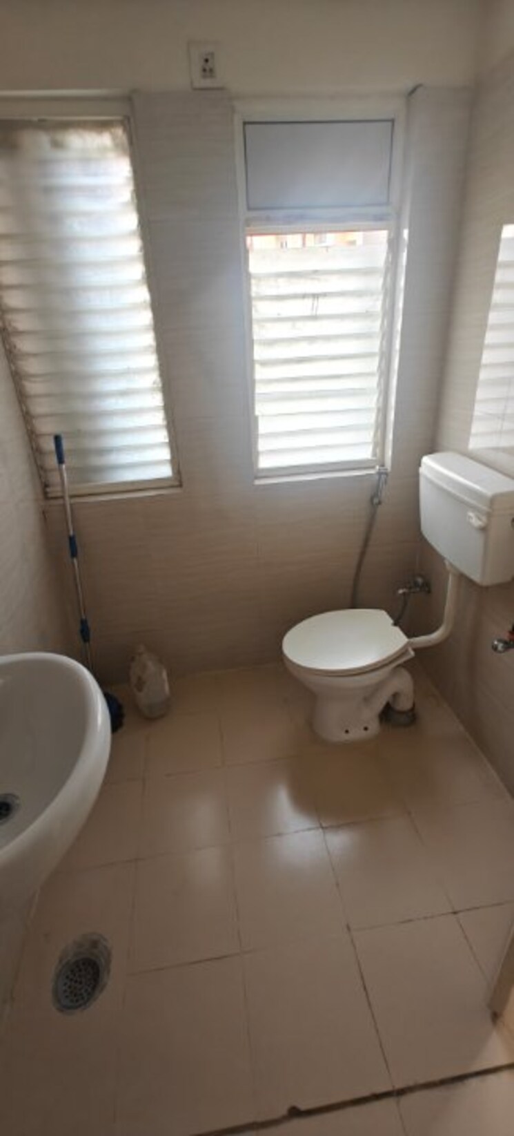 Bathroom, upavp-bhagirathi-enclave 3 Bedroom 1600 Sq.Ft. Apartment In Raebareli Road Lucknow 8817812