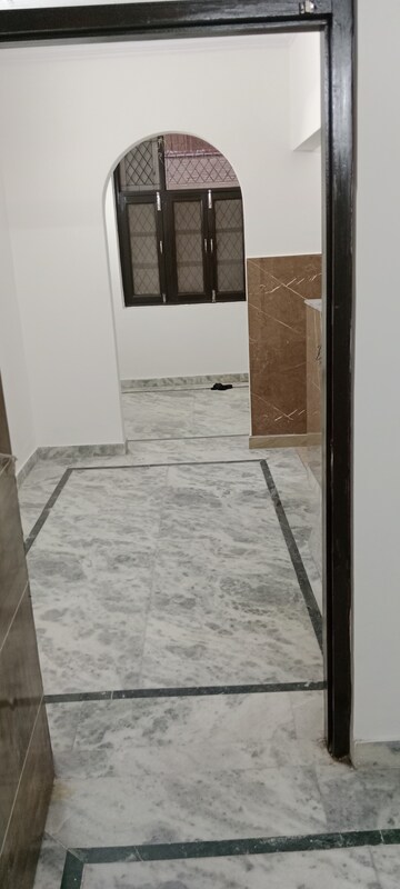 Room in 2 BHK Builder Floor at Dayanand Colony – for Rent