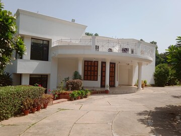 4 BHK Villa – Exterior View View at Bougainvilla Apartments, Vasant Kunj - for Rent