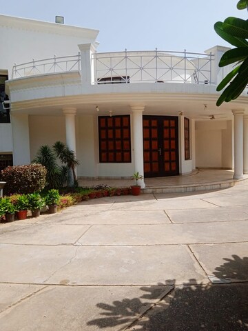 4 BHK Villa – Exterior View View at Bougainvilla Apartments, Vasant Kunj - for Rent