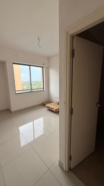 Room in 2 BHK Apartment at Godrej Seven, Joka – for Rent