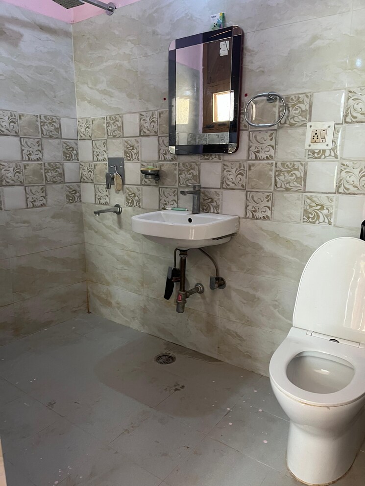 Bathroom, sector 5 dwarka 3 Bedroom 1500 Sq.Ft. Apartment In Sector 5 Dwarka Delhi 8817847