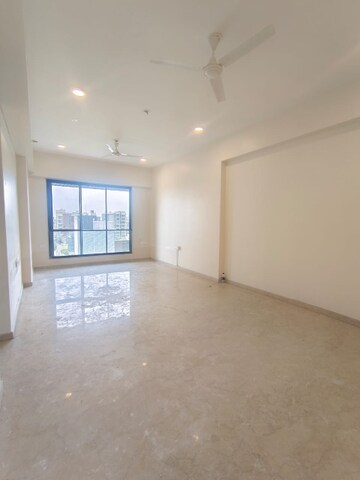 Room in 3 BHK Apartment at Khar West – for Rent