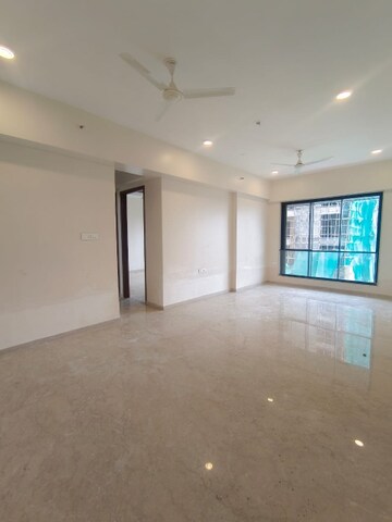 Room in 3 BHK Apartment at Khar West – for Rent