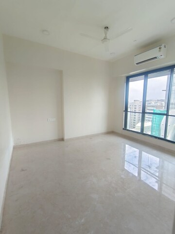 Room in 3 BHK Apartment at Khar West – for Rent