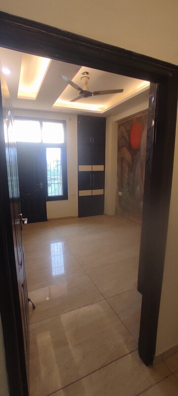 Furnished Amenities in 3 BHK Builder Floor at Omaxe Park Plaza, Shakti Khand 2 – for Sale