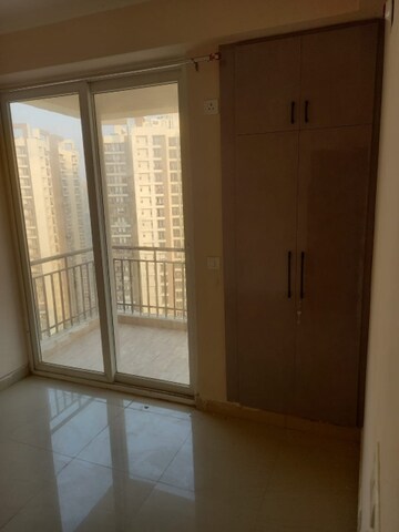 Room in 3 BHK Apartment at Amrapali Golf Homes, Sector 4 Greater Noida – for Rent
