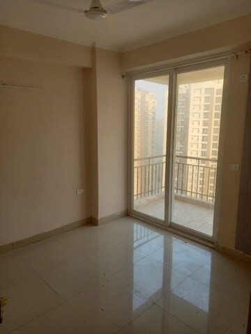 Room in 3 BHK Apartment at Amrapali Golf Homes, Sector 4 Greater Noida – for Rent