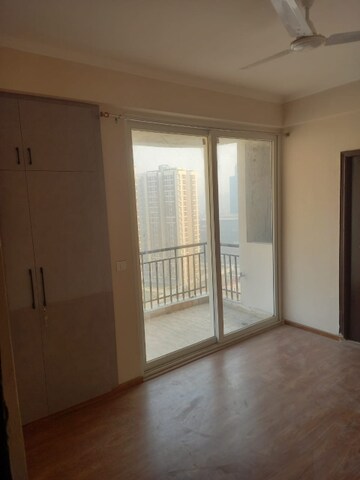 Room in 3 BHK Apartment at Amrapali Golf Homes, Sector 4 Greater Noida – for Rent