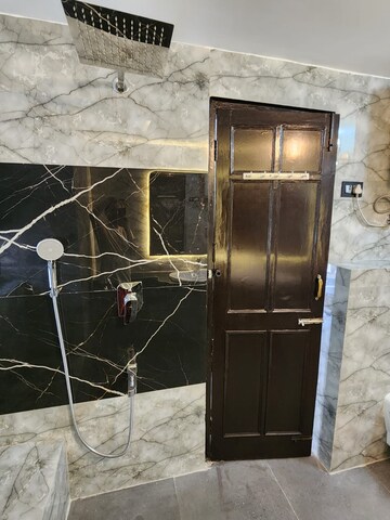 Furnished Amenities in 3.5 BHK Apartment at Souvenir Apartment, Sector 52 – for Rent