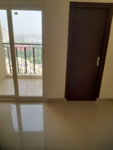Room in 3 BHK Apartment at Amrapali Golf Homes, Sector 4 Greater Noida – for Sale