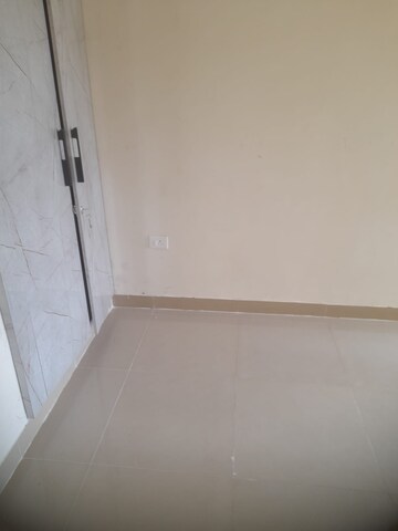 Room in 3 BHK Apartment at Amrapali Centurian Park, Tech Zone 4 Greater Noida – for Rent